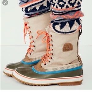 ISO sorel cvs boots size 7 in this color